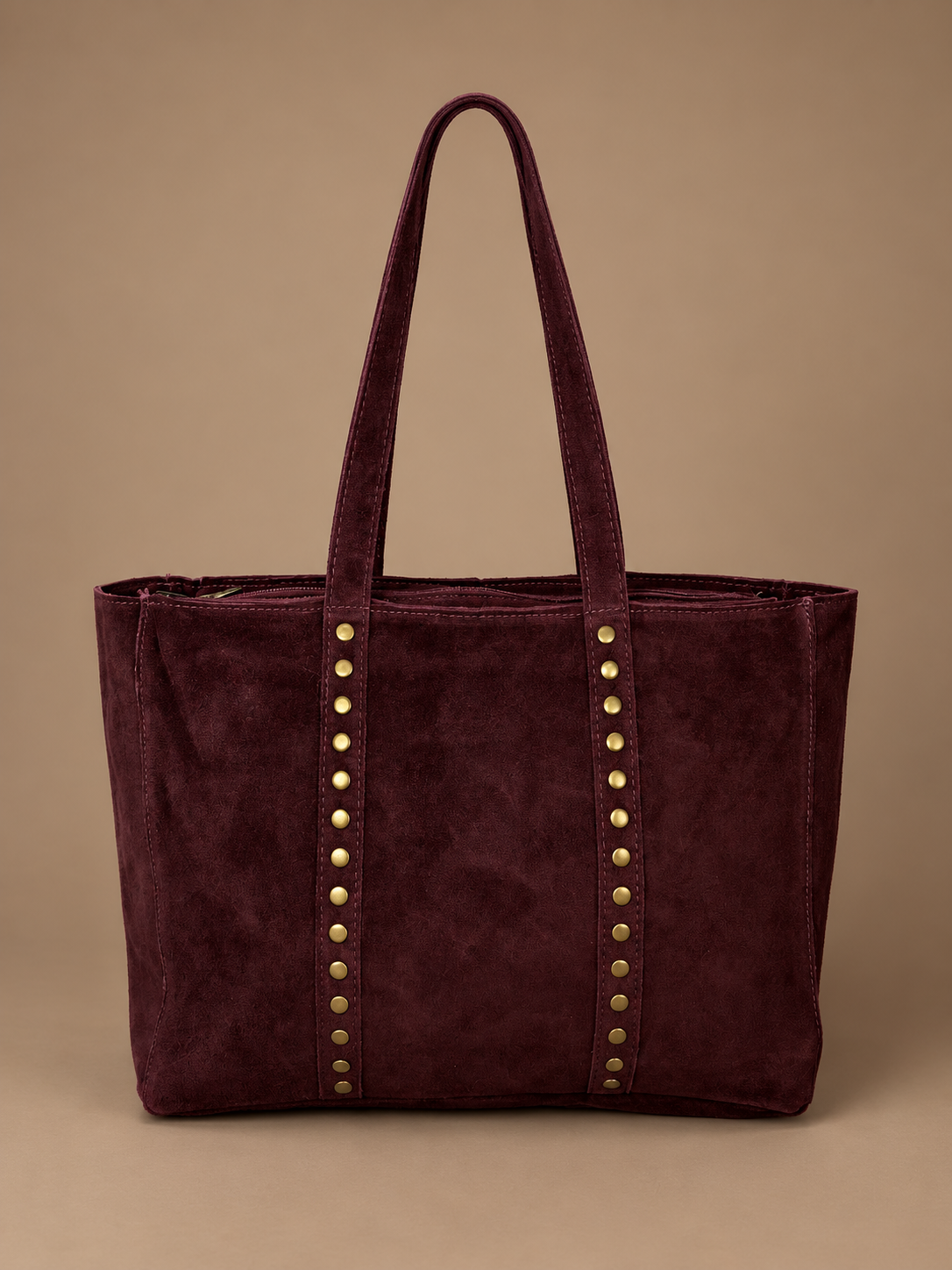 Bolso shopper color vino efecto ante con asas largas y tachuelas doradas