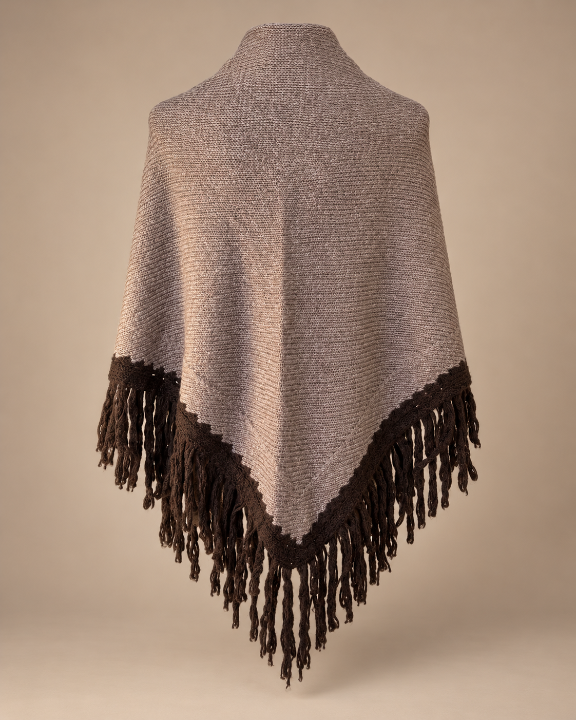 Chal de punto beige con flecos marrón oscuro, vista posterior