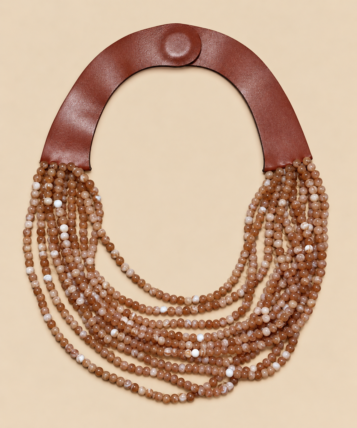 Collar Marrakech rosa empolvado, melocotón y crema con cierre imantado sobre fondo beige