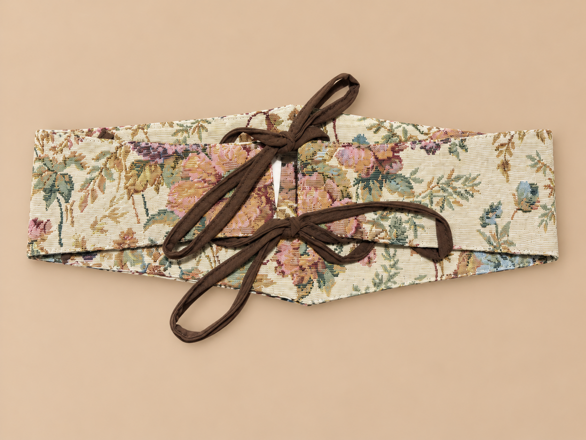 Fajín Magnolia floral con doble lazada marrón chocolate en la espalda