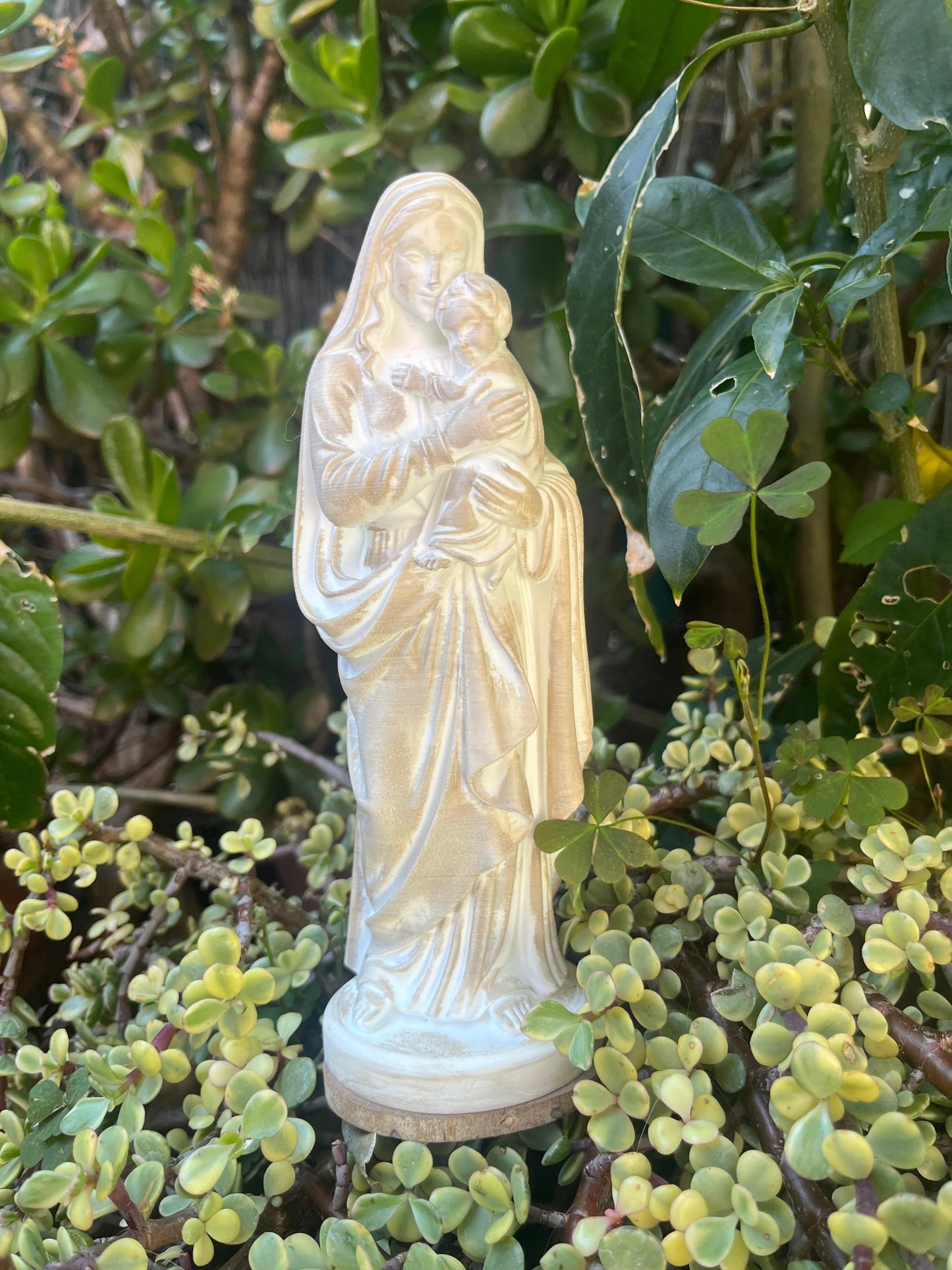 Virgen con niño envejecida