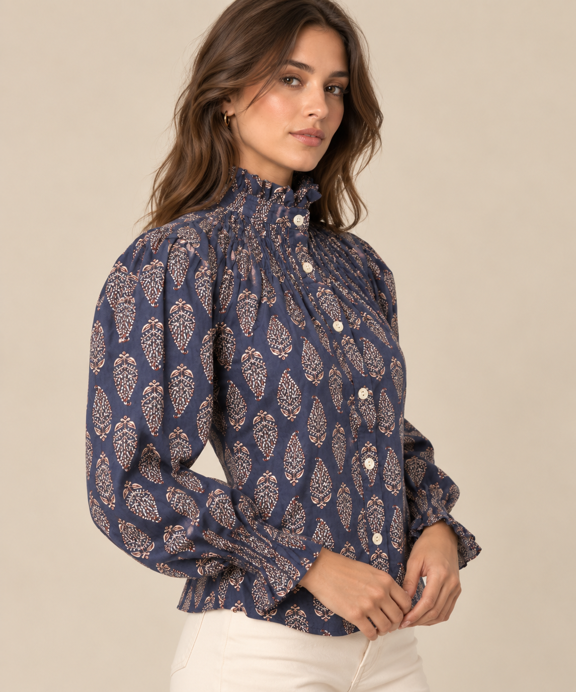 Blusa azul estampada RYRTEEN puesta por modelo, vista tres cuartos