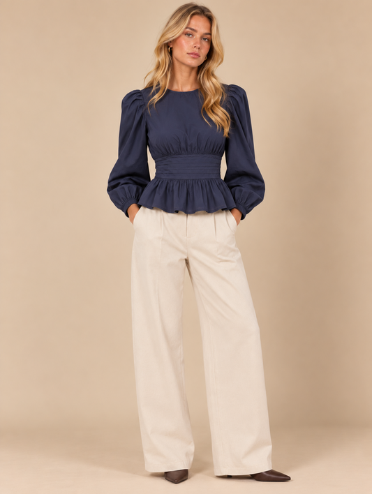 Blusa azul marino de cintura fruncida y volante RYRTEEN puesta por modelo, vista frontal