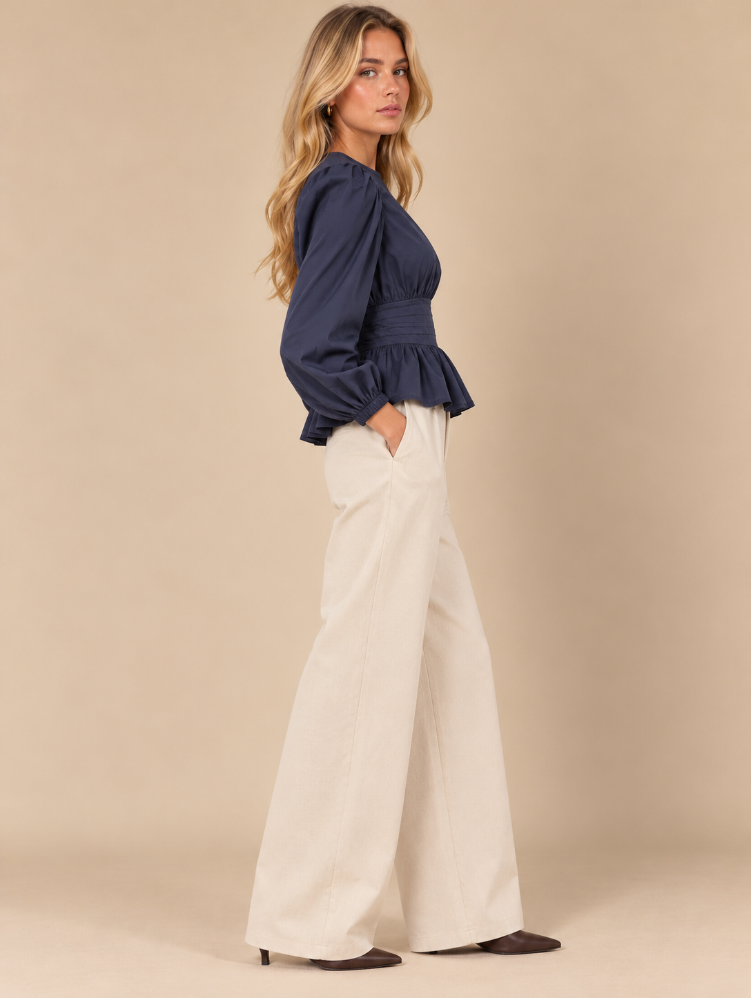 Blusa azul marino de cintura fruncida y volante RYRTEEN puesta por modelo, vista lateral