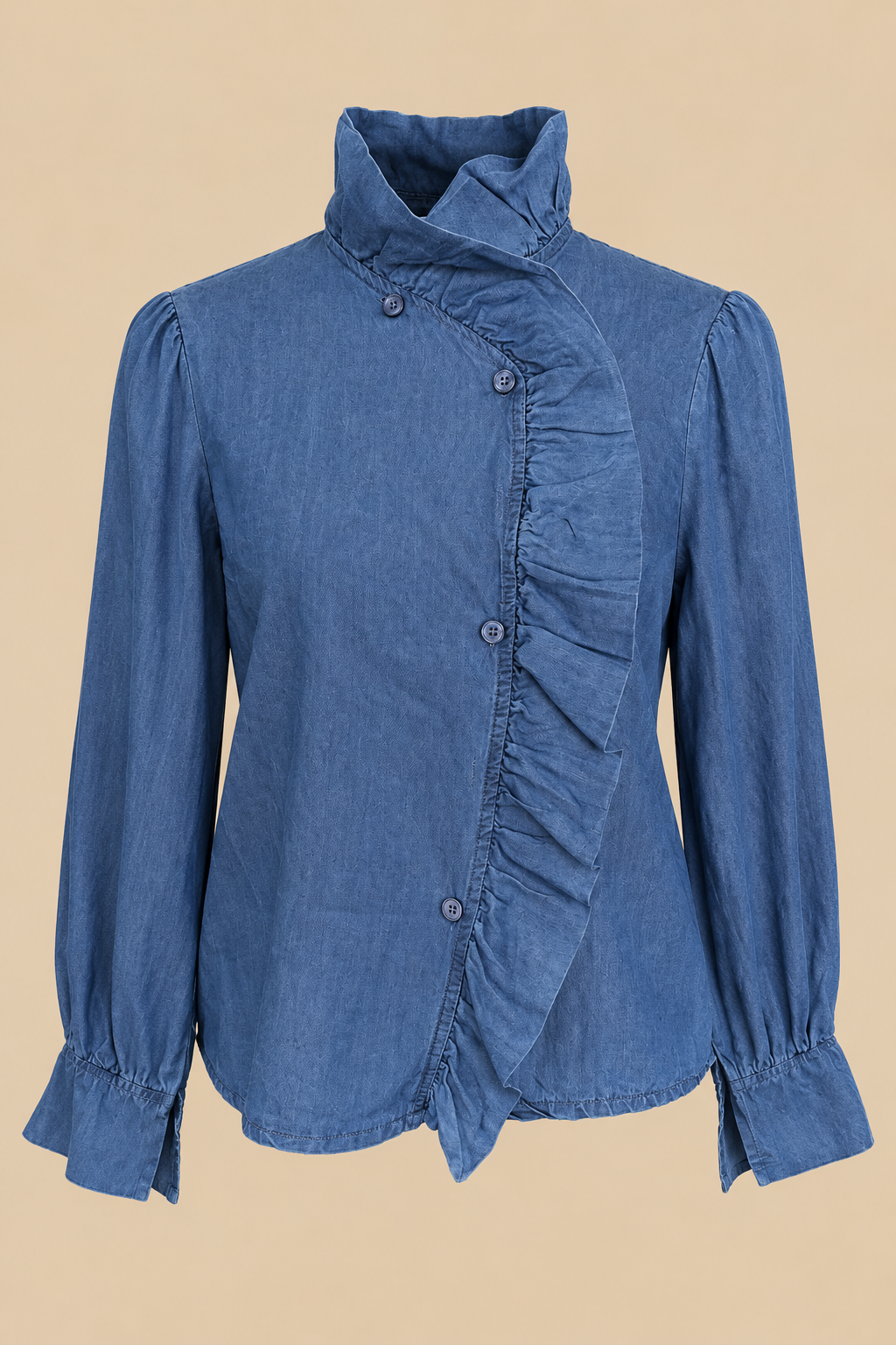 Blusa Marsella azul con cierre de botones y volante asimétrico sobre fondo beige