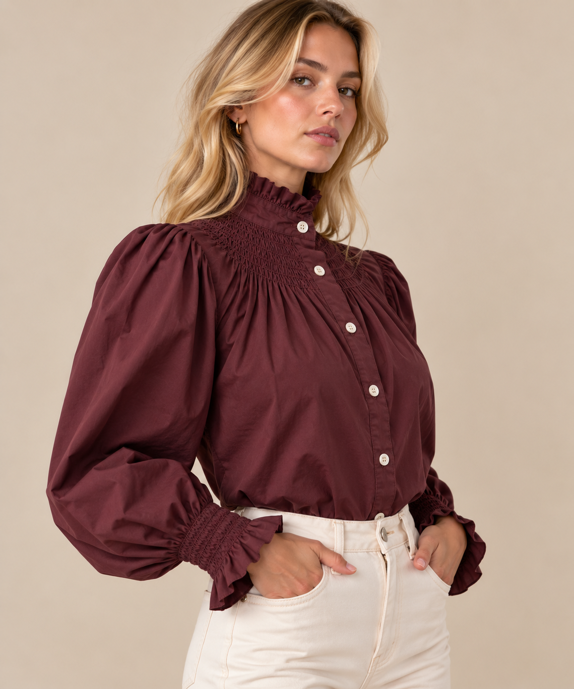 Blusa burdeos fruncida RYRTEEN puesta por modelo, vista tres cuartos