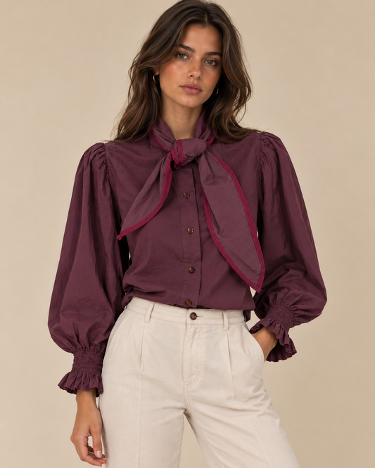 Blusa burdeos con lazada RYRTEEN puesta por modelo, segunda pose