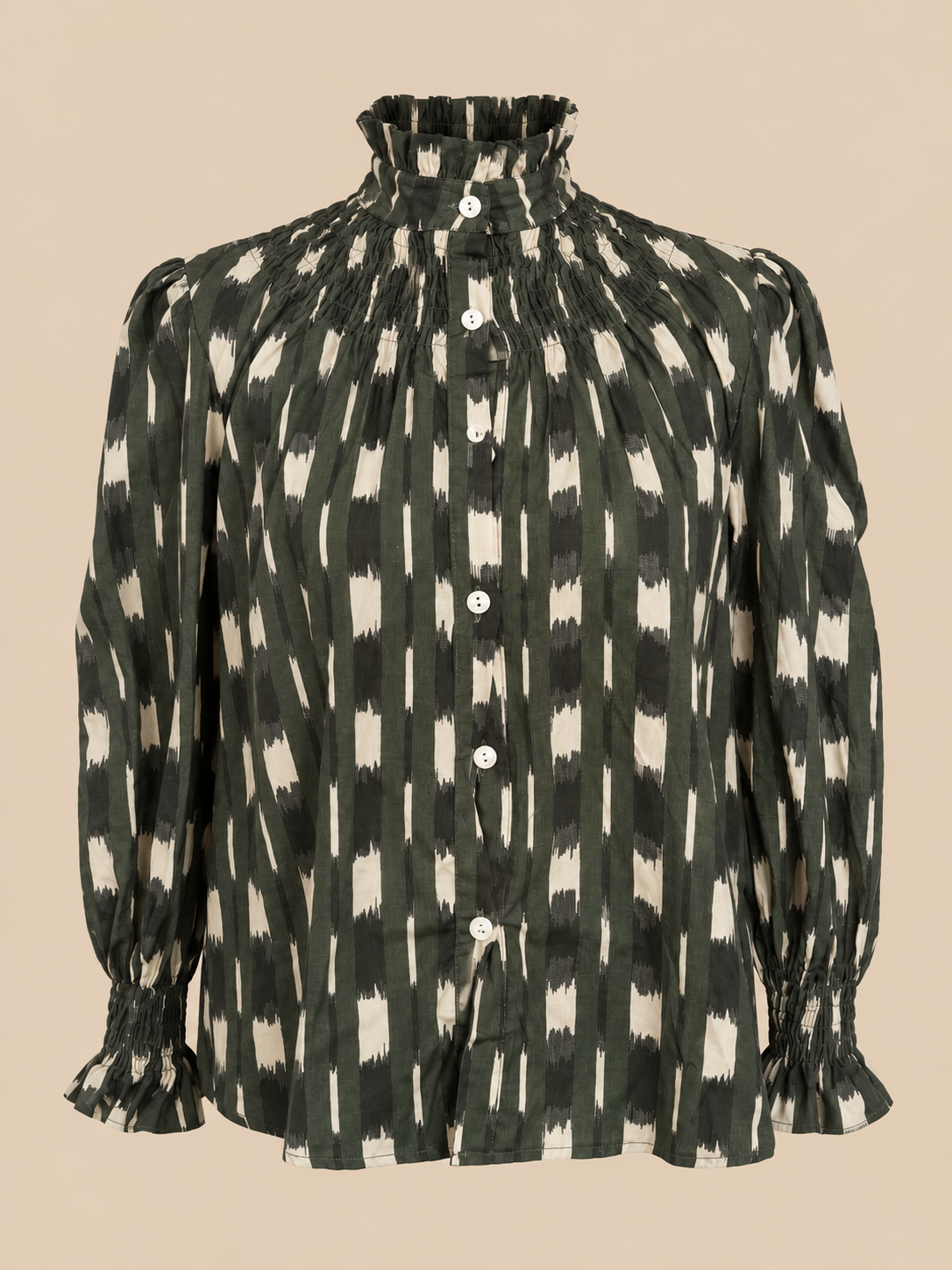Blusa Coimbra estampada verde oscuro y crudo con cuello alto y puños con volante