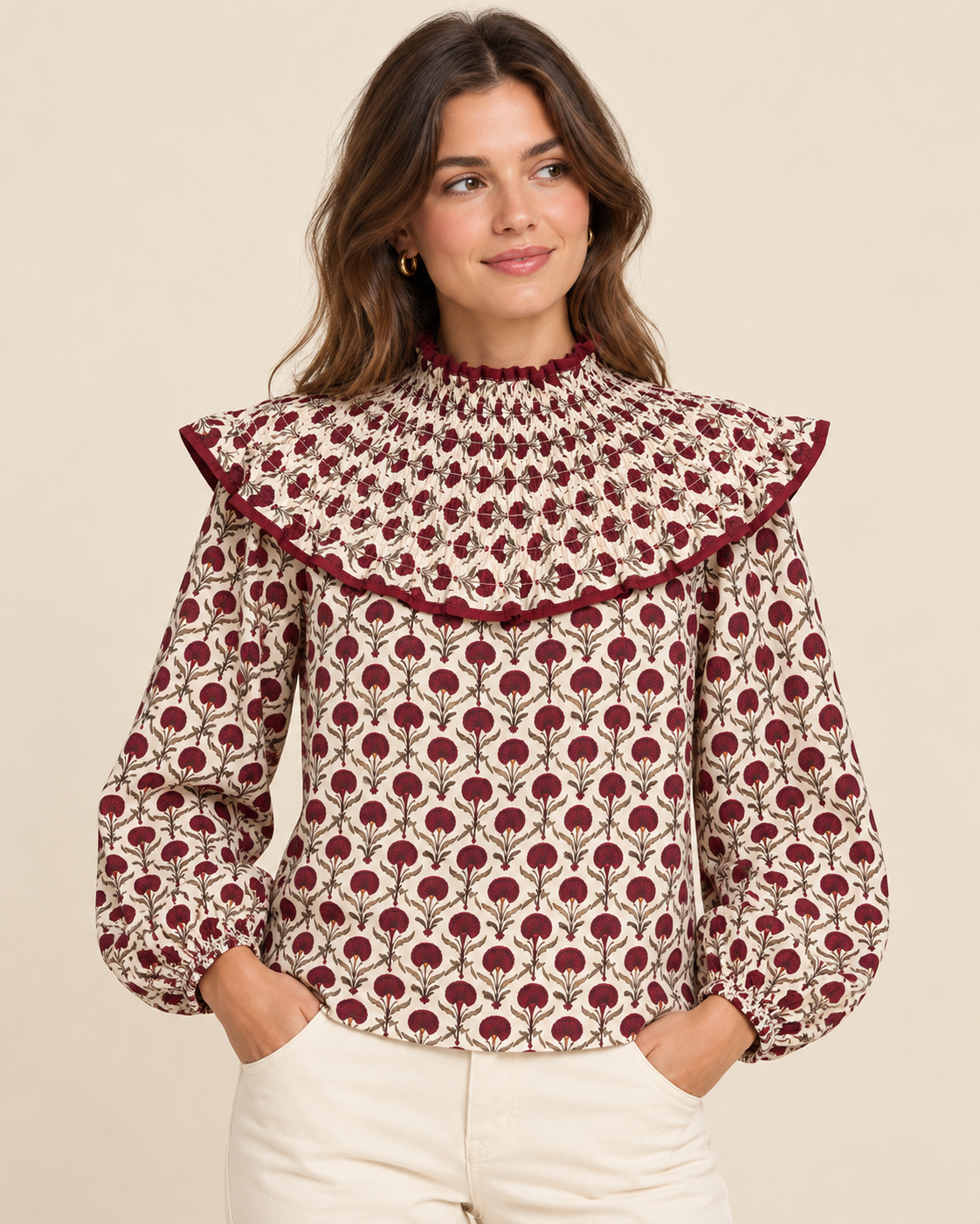 Blusa cruda con estampado floral burdeos RYRTEEN puesta por modelo, vista frontal