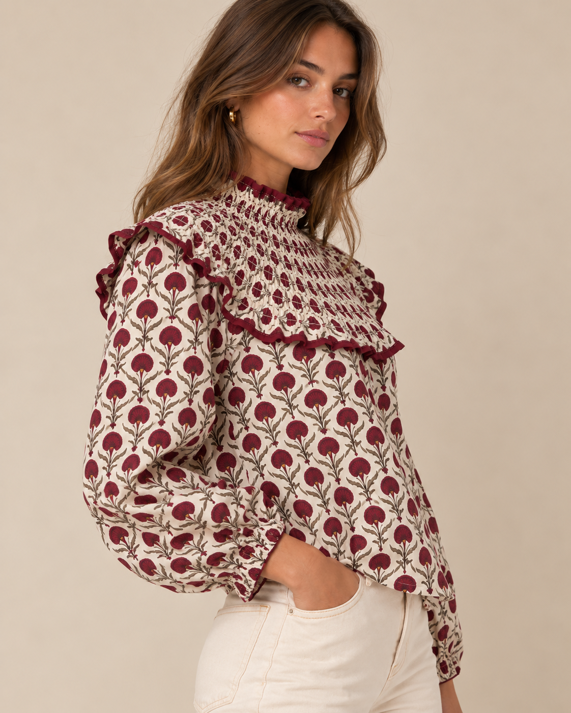 Blusa cruda con estampado floral burdeos RYRTEEN puesta por modelo, vista tres cuartos