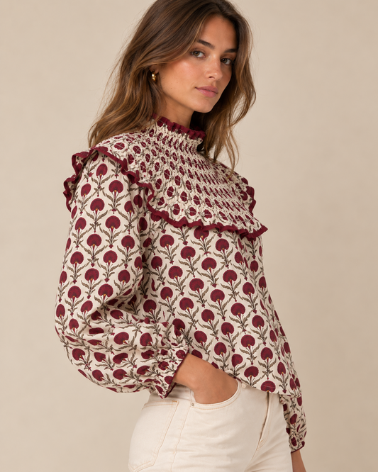 Blusa cruda con estampado floral burdeos RYRTEEN puesta por modelo, vista tres cuartos