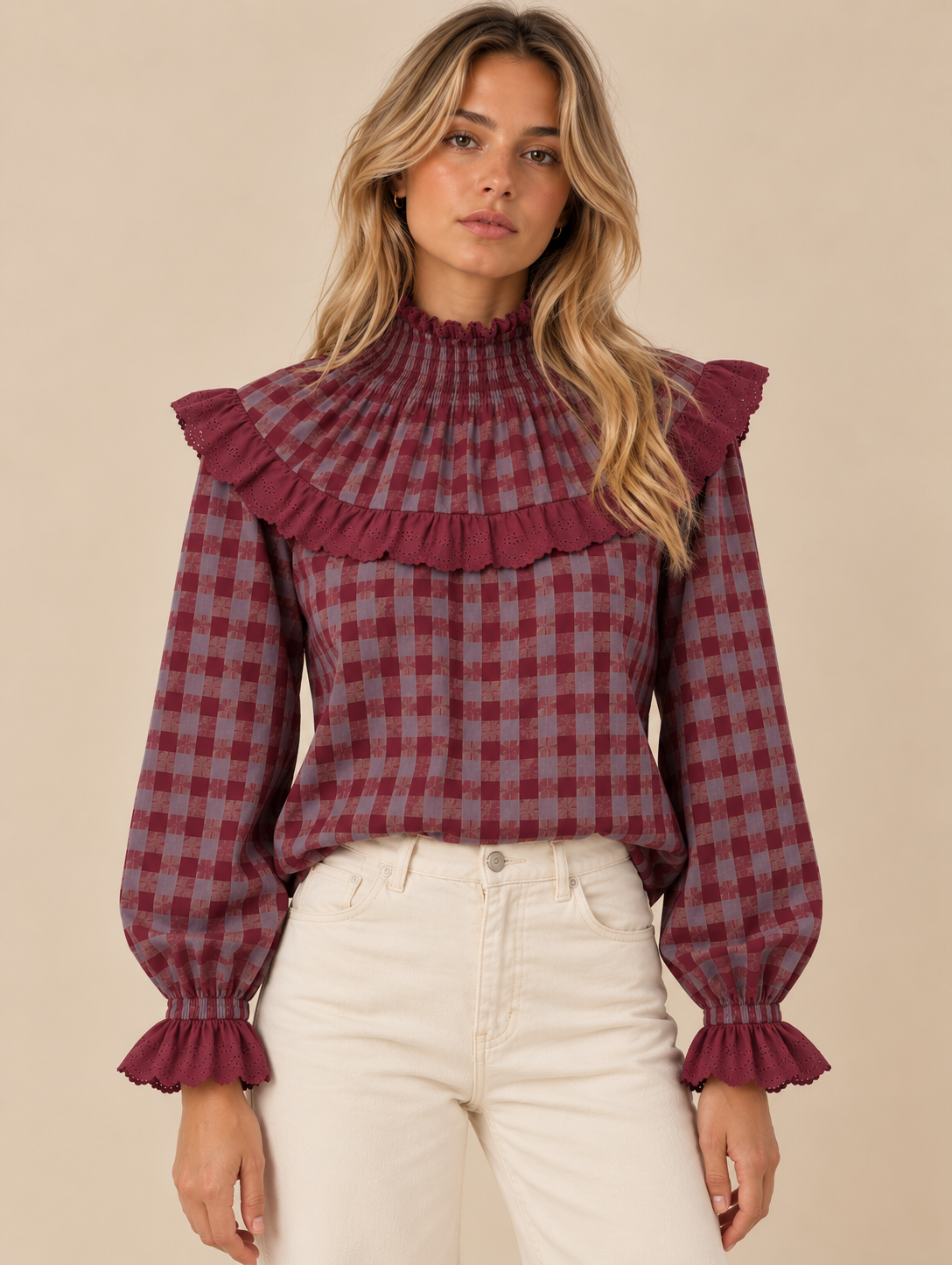 Blusa de cuadros burdeos y malva RYRTEEN puesta por modelo, vista frontal