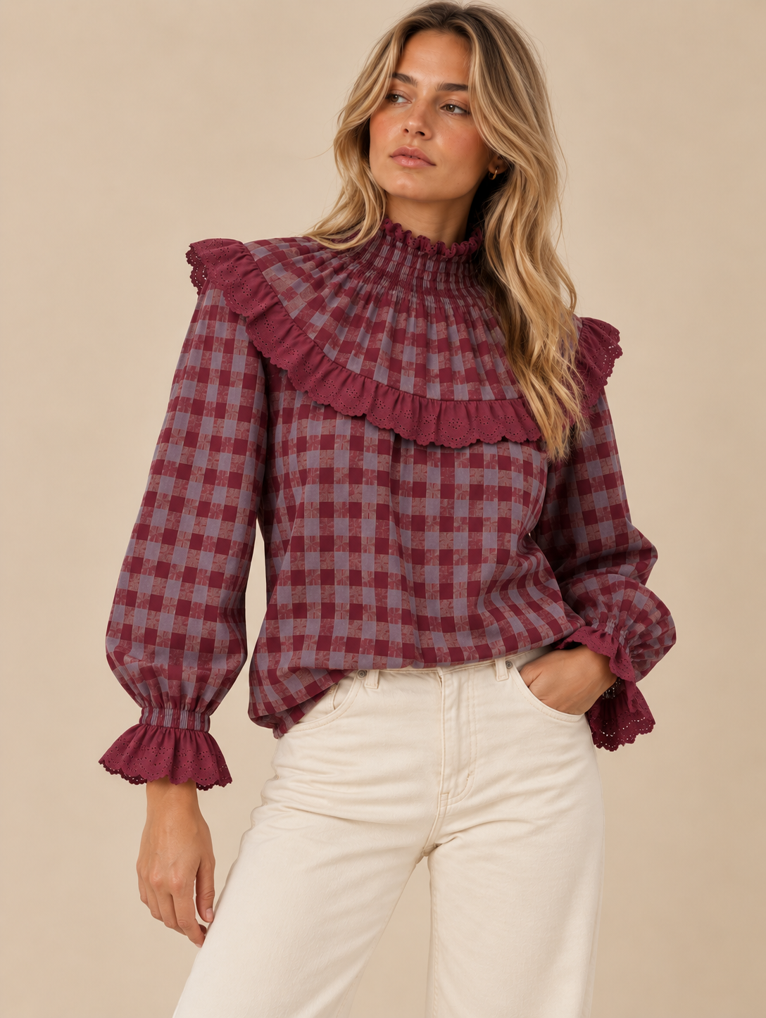 Blusa de cuadros burdeos y malva RYRTEEN puesta por modelo, segunda pose