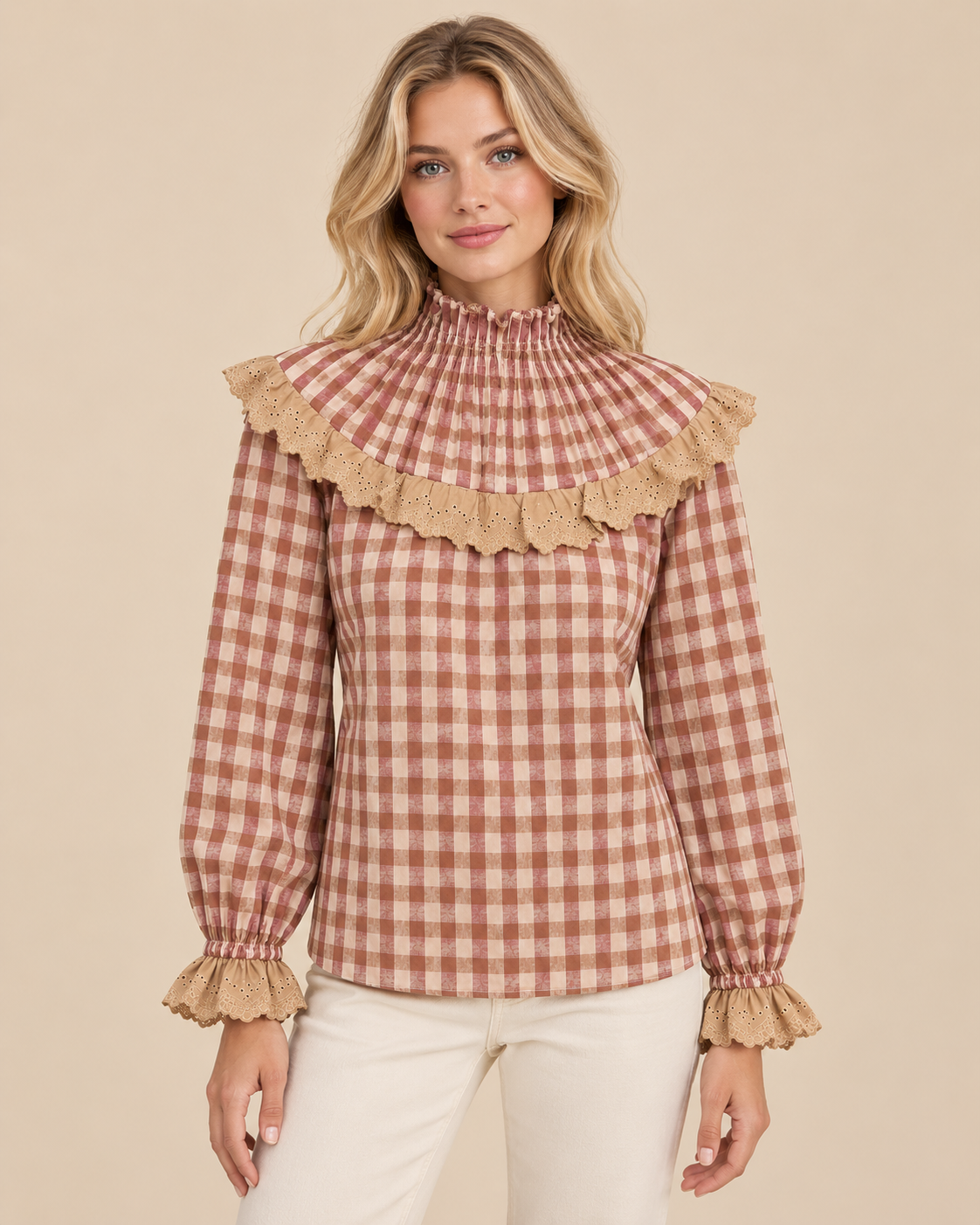 Blusa de cuadros rosa y beige RYRTEEN puesta por modelo, vista frontal
