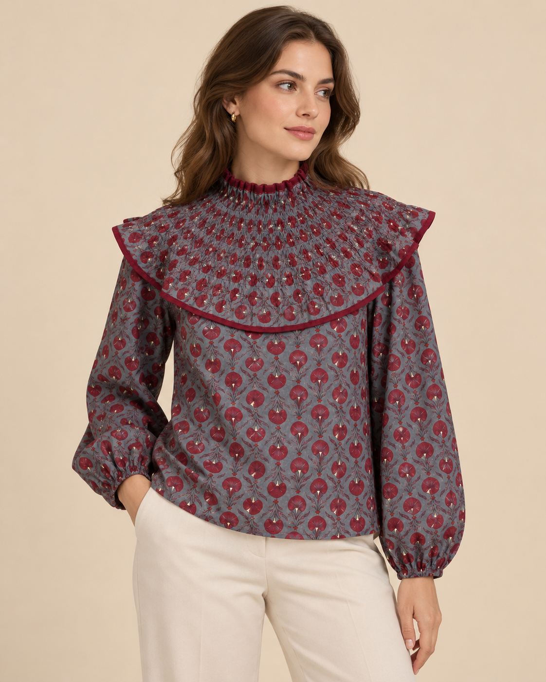 Blusa gris azulado con estampado floral burdeos RYRTEEN puesta por modelo, vista frontal