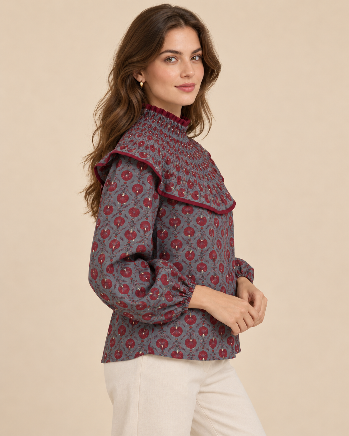 Blusa gris azulado con estampado floral burdeos RYRTEEN puesta por modelo, vista tres cuartos