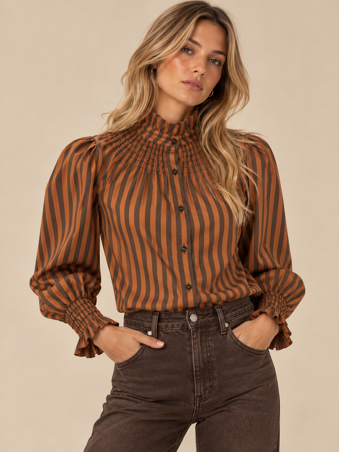 Blusa de rayas teja y marrón RYRTEEN puesta por modelo, vista frontal
