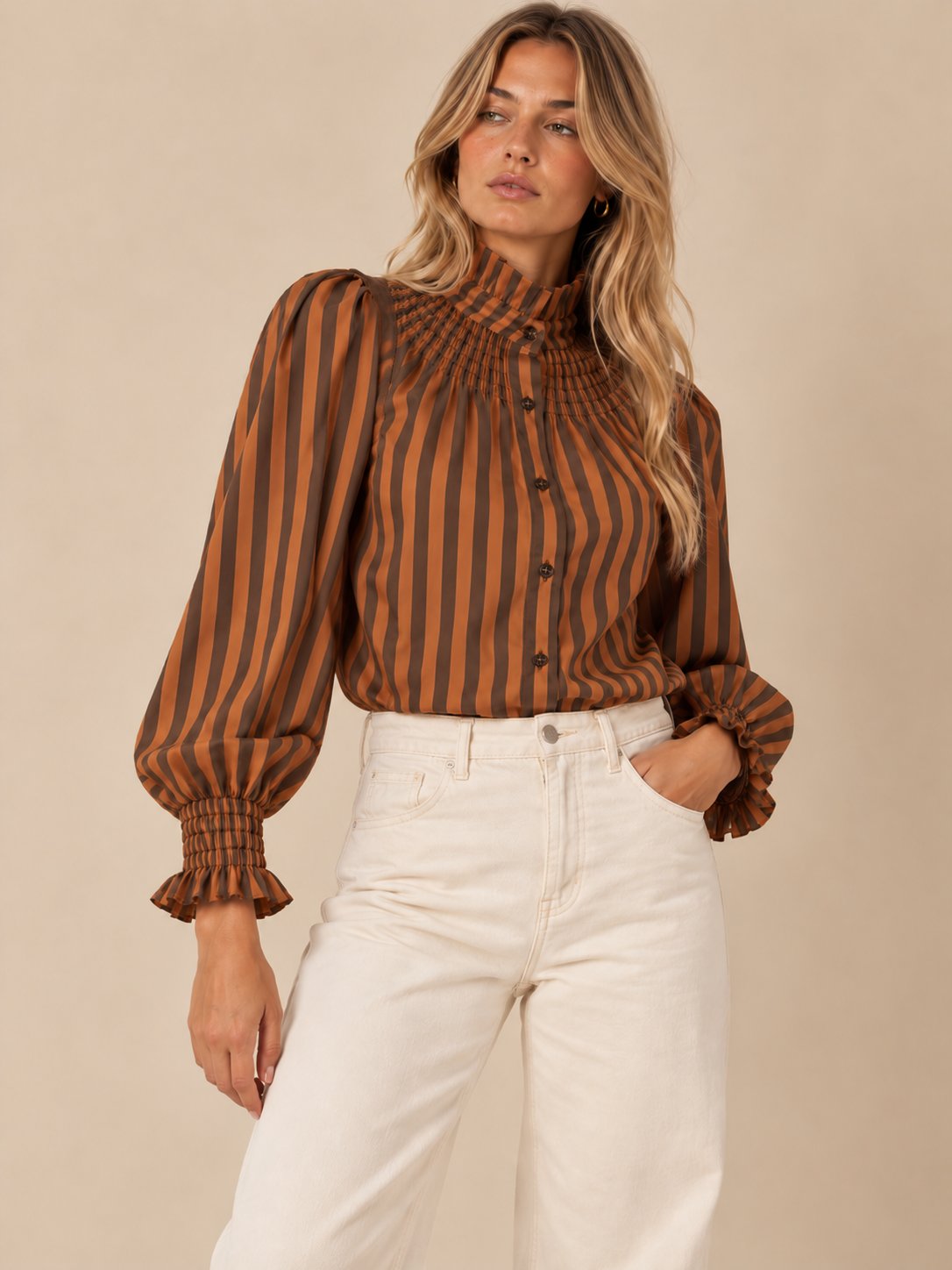 Blusa de rayas teja y marrón RYRTEEN puesta por modelo, segunda pose