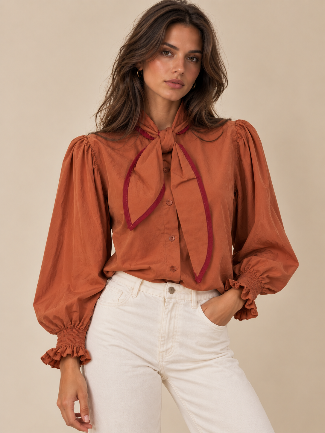 Blusa teja con lazada RYRTEEN puesta por modelo, vista frontal
