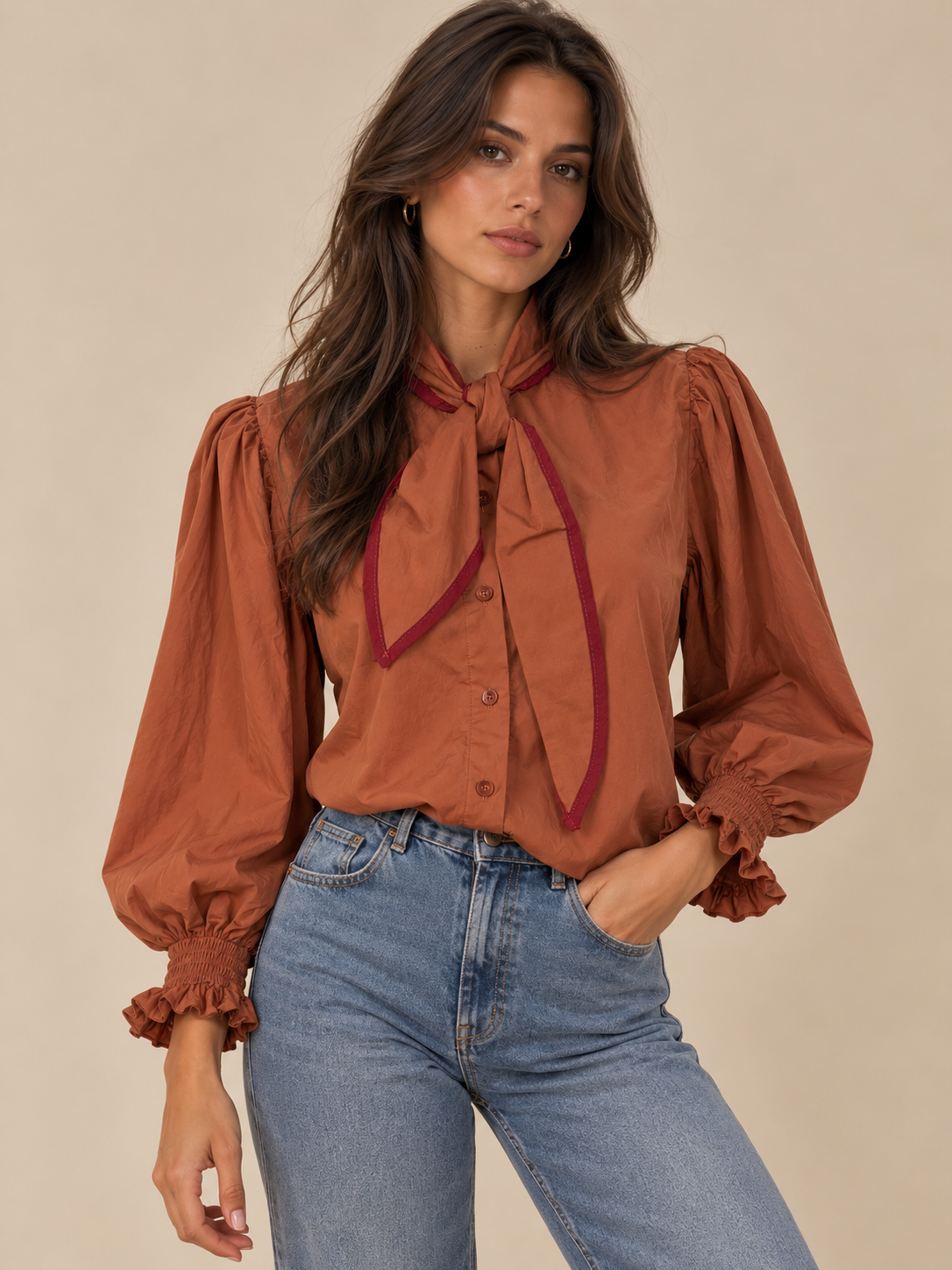Blusa teja con lazada RYRTEEN puesta por modelo, segunda pose
