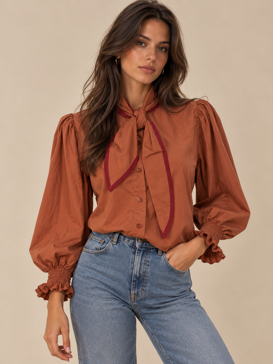 Blusa teja con lazada RYRTEEN puesta por modelo, segunda pose