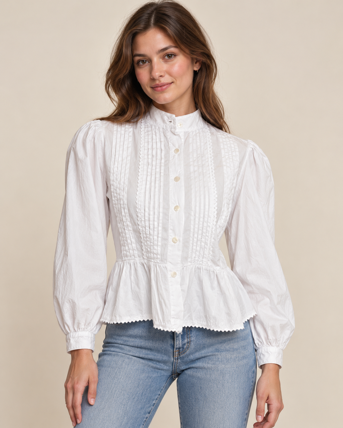 Blusa Victoriana Blanca RYRTEEN puesta por modelo, vista frontal