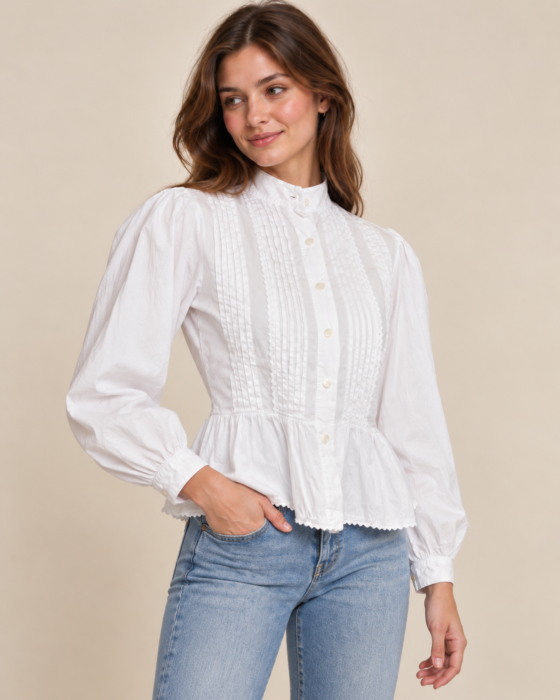 Blusa Victoriana Blanca RYRTEEN puesta por modelo, vista tres cuartos