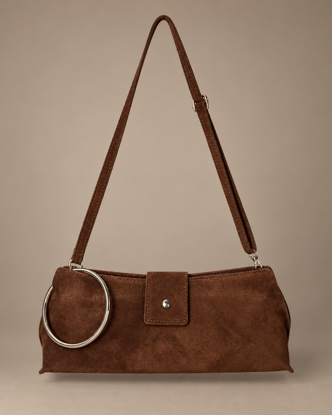 Bolso bandolera marrón efecto ante con correa regulable y aro metálico decorativo