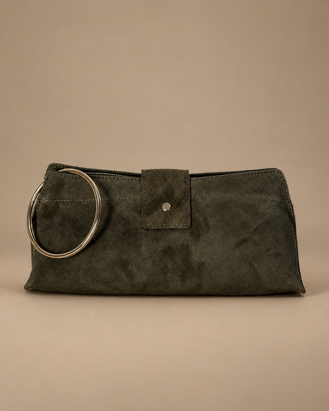 Primer plano del bolso bandolera verde oliva efecto ante con aro decorativo dorado
