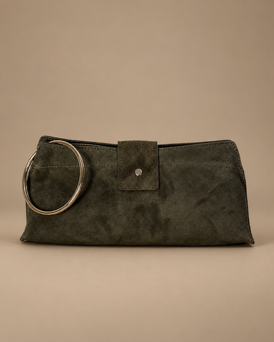 Primer plano del bolso bandolera verde oliva efecto ante con aro decorativo dorado
