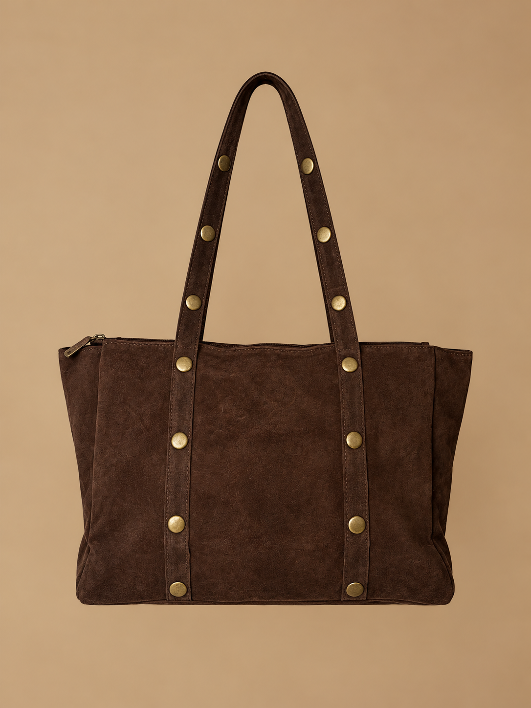 Bolso shopper marrón efecto ante con tachuelas metálicas doradas en las asas y el frontal