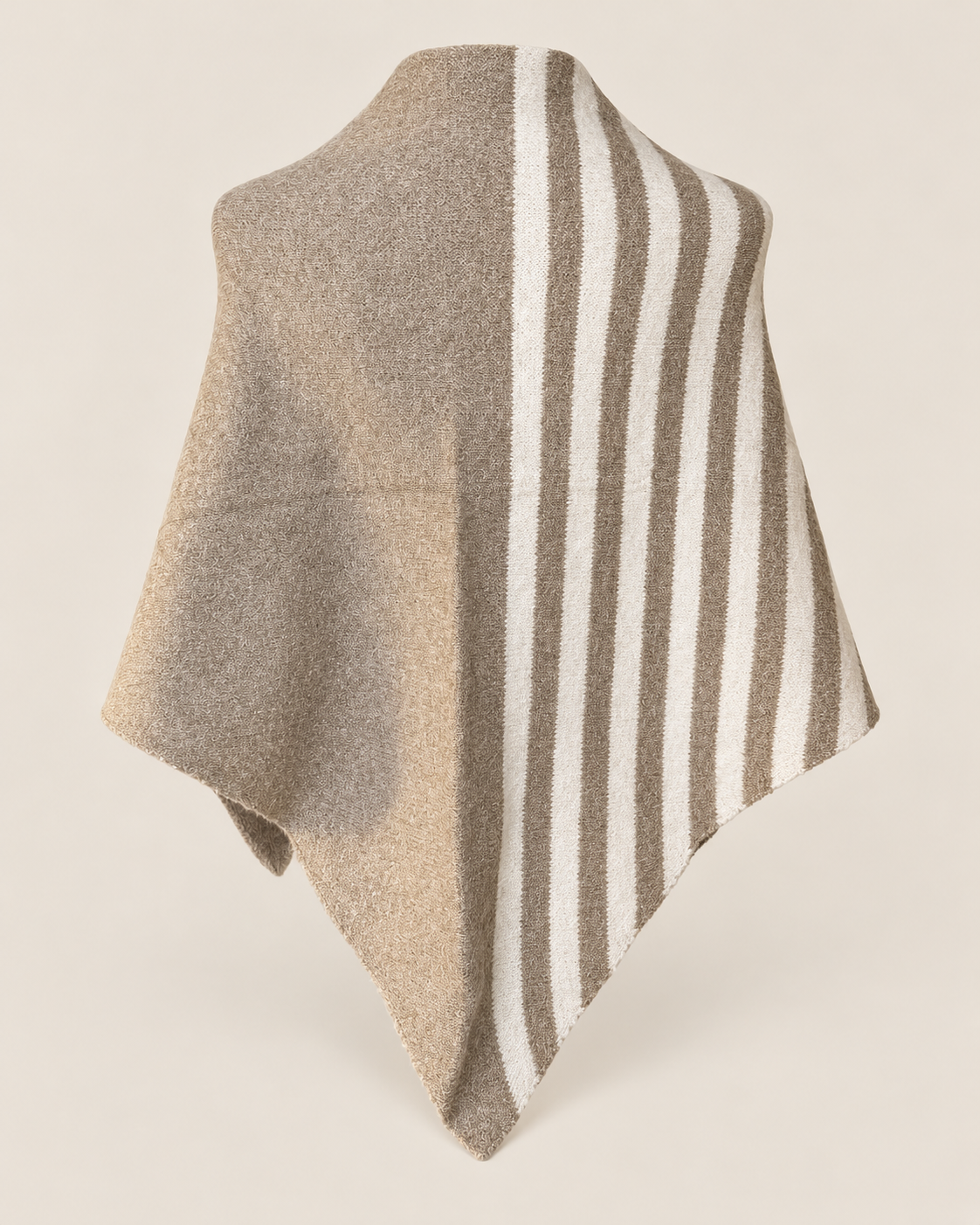 Chal beige y crudo de punto extendido