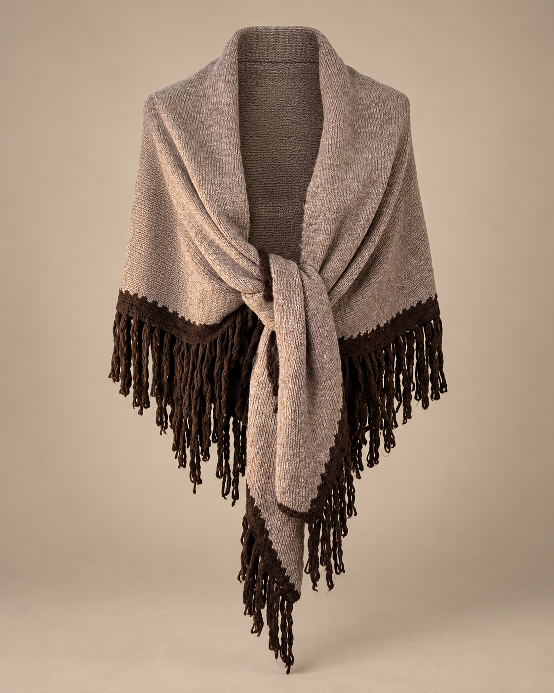 Chal de punto beige con flecos marrón oscuro, vista frontal anudada