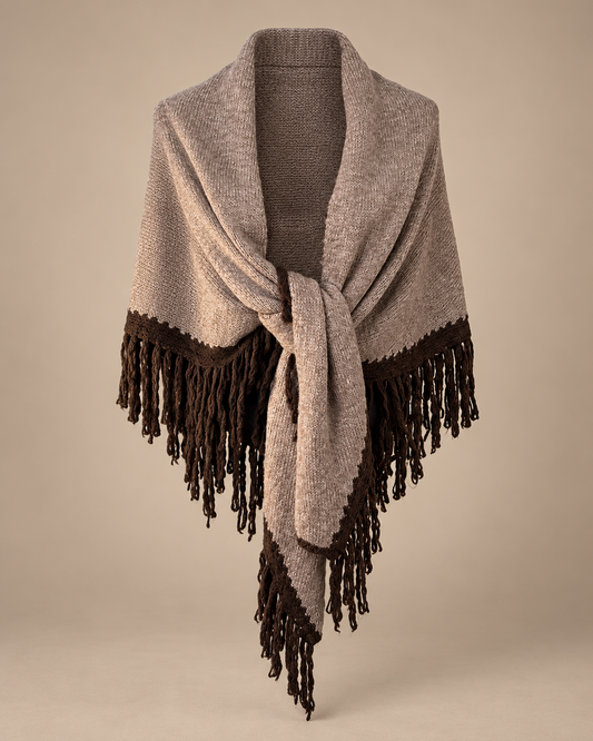Chal de punto beige con flecos marrón oscuro, vista frontal anudada