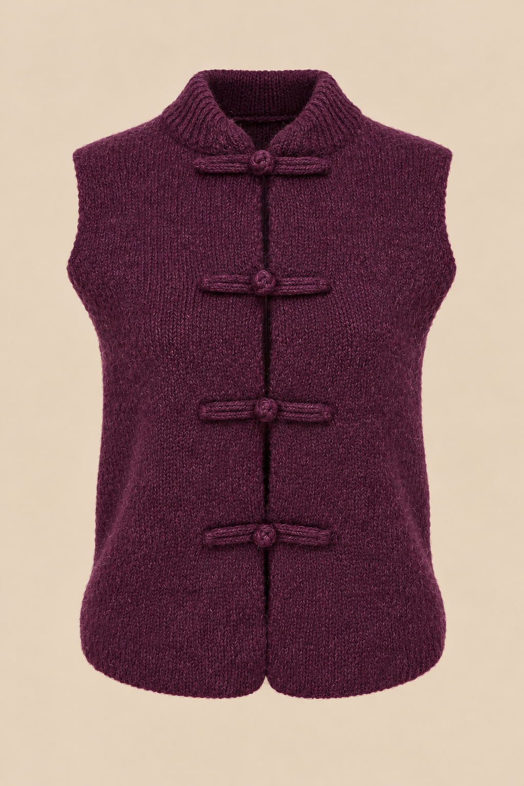 Chaleco Osaka burdeos con cuello camisero y botones de nudo sobre fondo beige