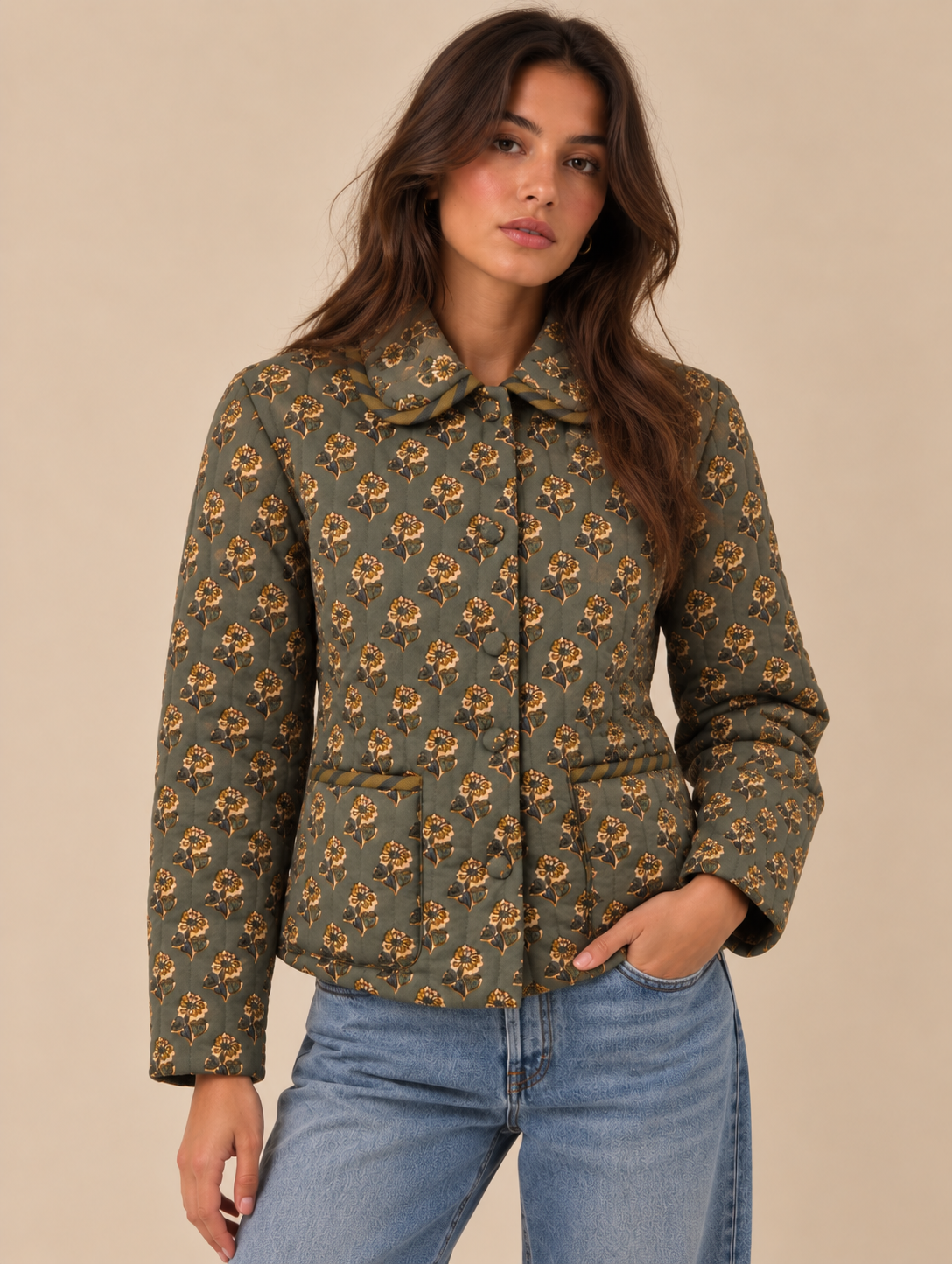 Chaqueta acolchada verde floral RYRTEEN puesta por modelo, vista frontal