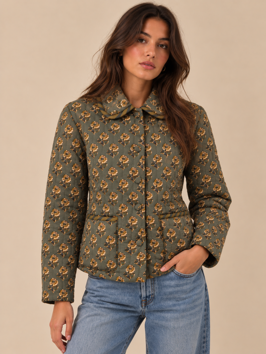 Chaqueta acolchada verde floral RYRTEEN puesta por modelo, vista frontal