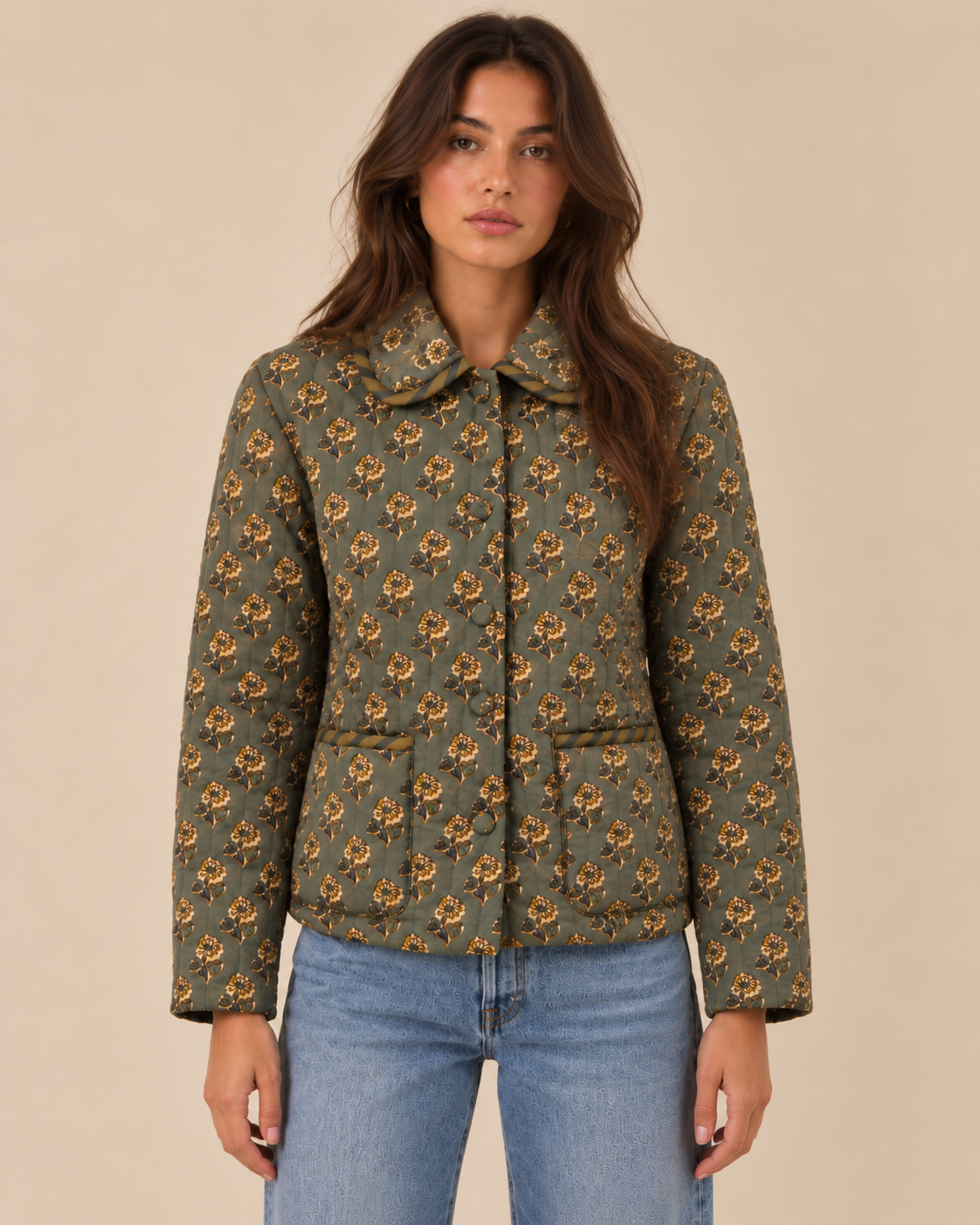 Chaqueta acolchada verde floral RYRTEEN puesta por modelo, segunda pose