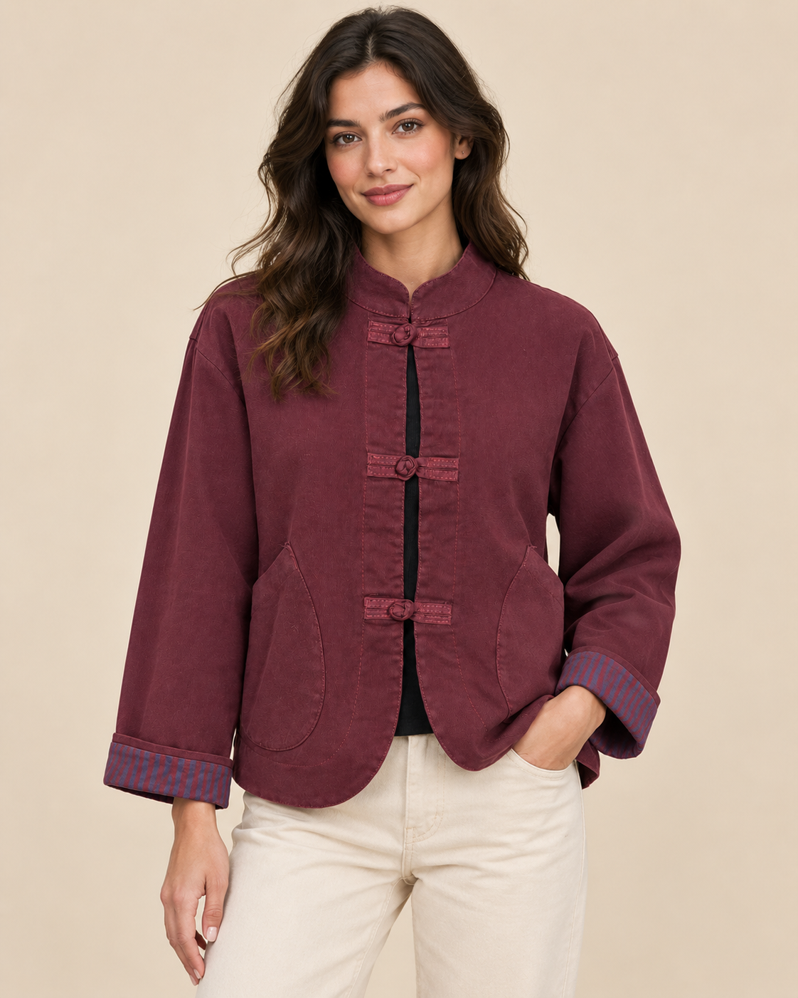 Chaqueta burdeos de estilo oriental RYRTEEN puesta por modelo, vista frontal