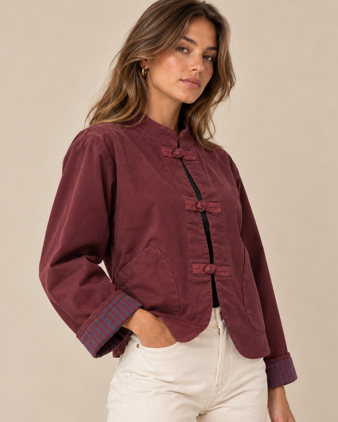 Chaqueta burdeos de estilo oriental RYRTEEN puesta por modelo, vista tres cuartos