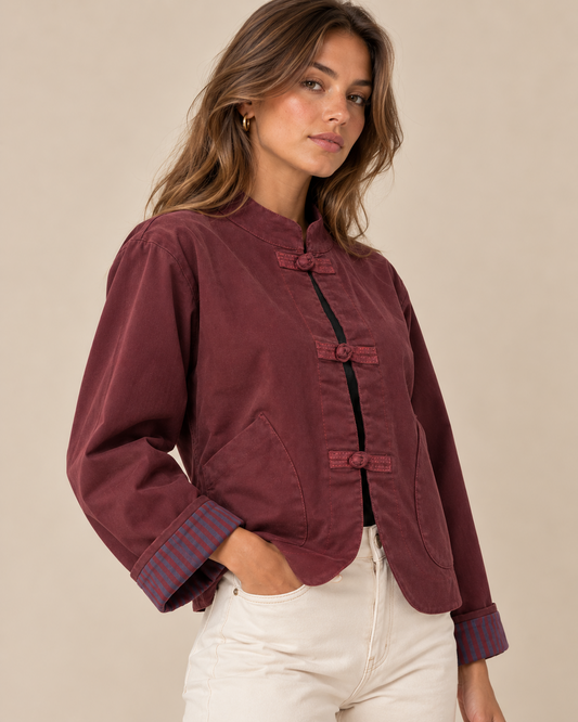 Chaqueta burdeos de estilo oriental RYRTEEN puesta por modelo, vista tres cuartos