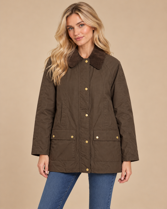 Chaqueta campestre marrón con cuello de pana, vista frontal sobre modelo