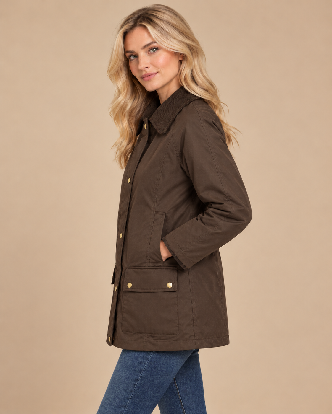 Chaqueta campestre marrón con cuello de pana y bolsillos, vista lateral sobre modelo