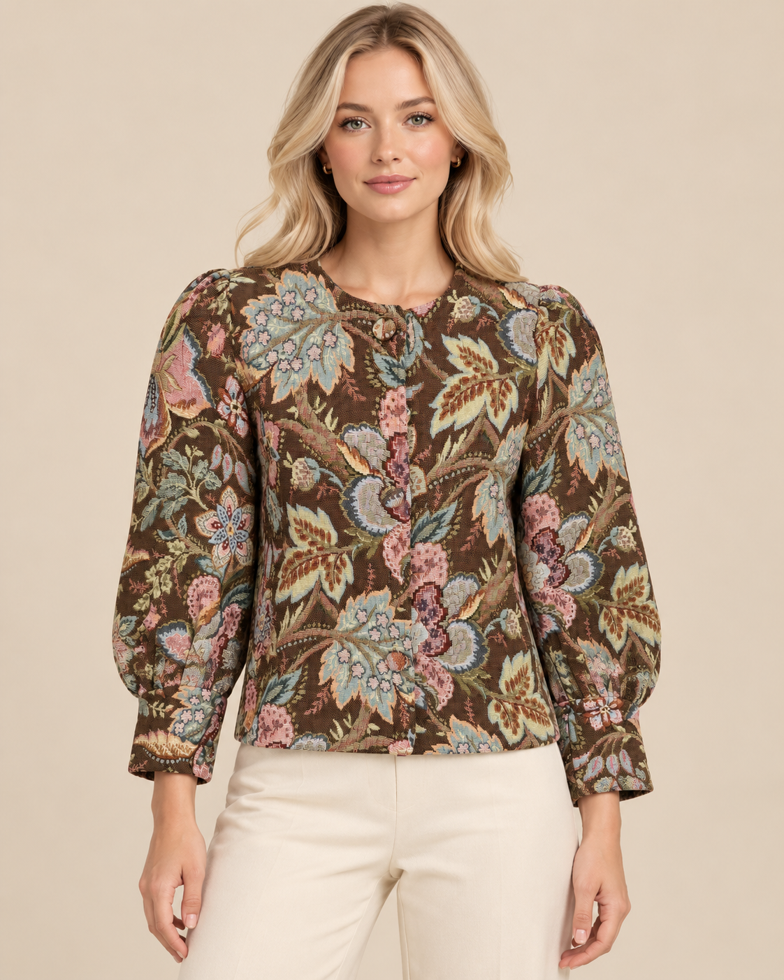 Chaqueta jacquard floral marrón RYRTEEN puesta por modelo, vista frontal