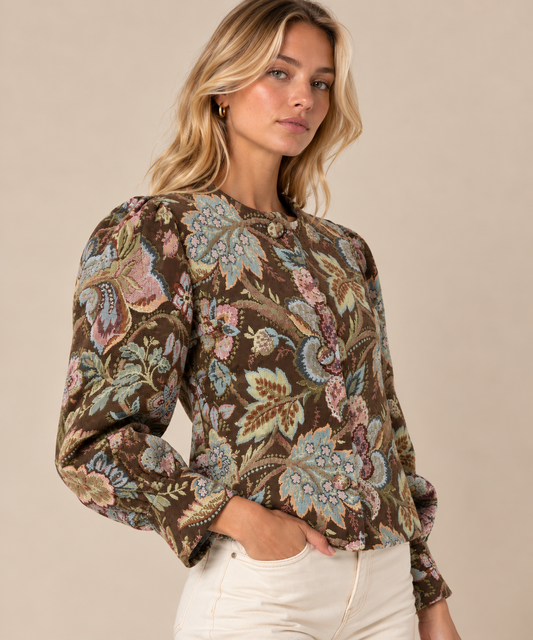 Chaqueta jacquard floral marrón RYRTEEN puesta por modelo, vista tres cuartos