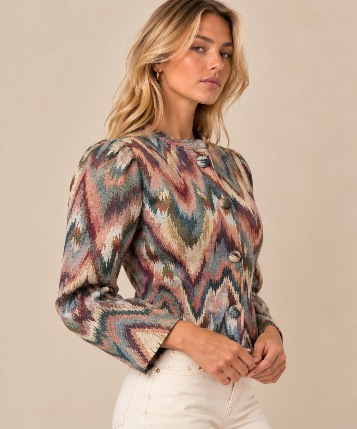 Chaqueta jacquard ikat multicolor RYRTEEN puesta por modelo, vista tres cuartos