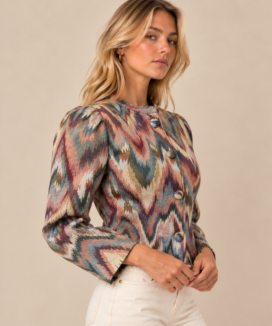 Chaqueta jacquard ikat multicolor RYRTEEN puesta por modelo, vista tres cuartos