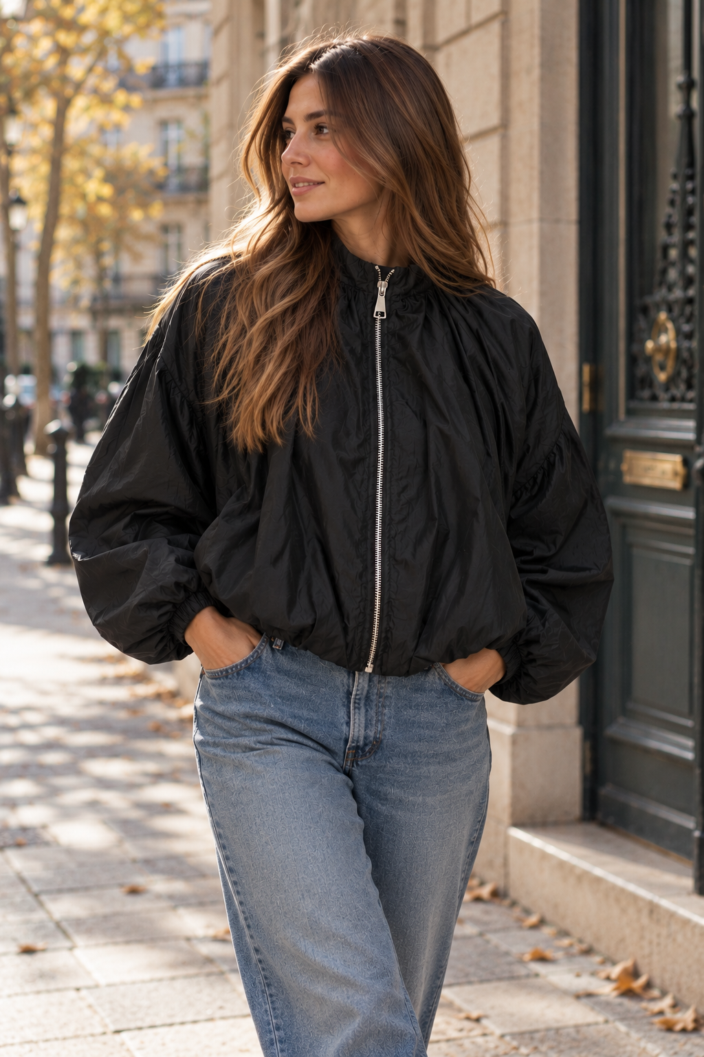 Modelo con Chaqueta Oslo negra, corte amplio y mangas abullonadas