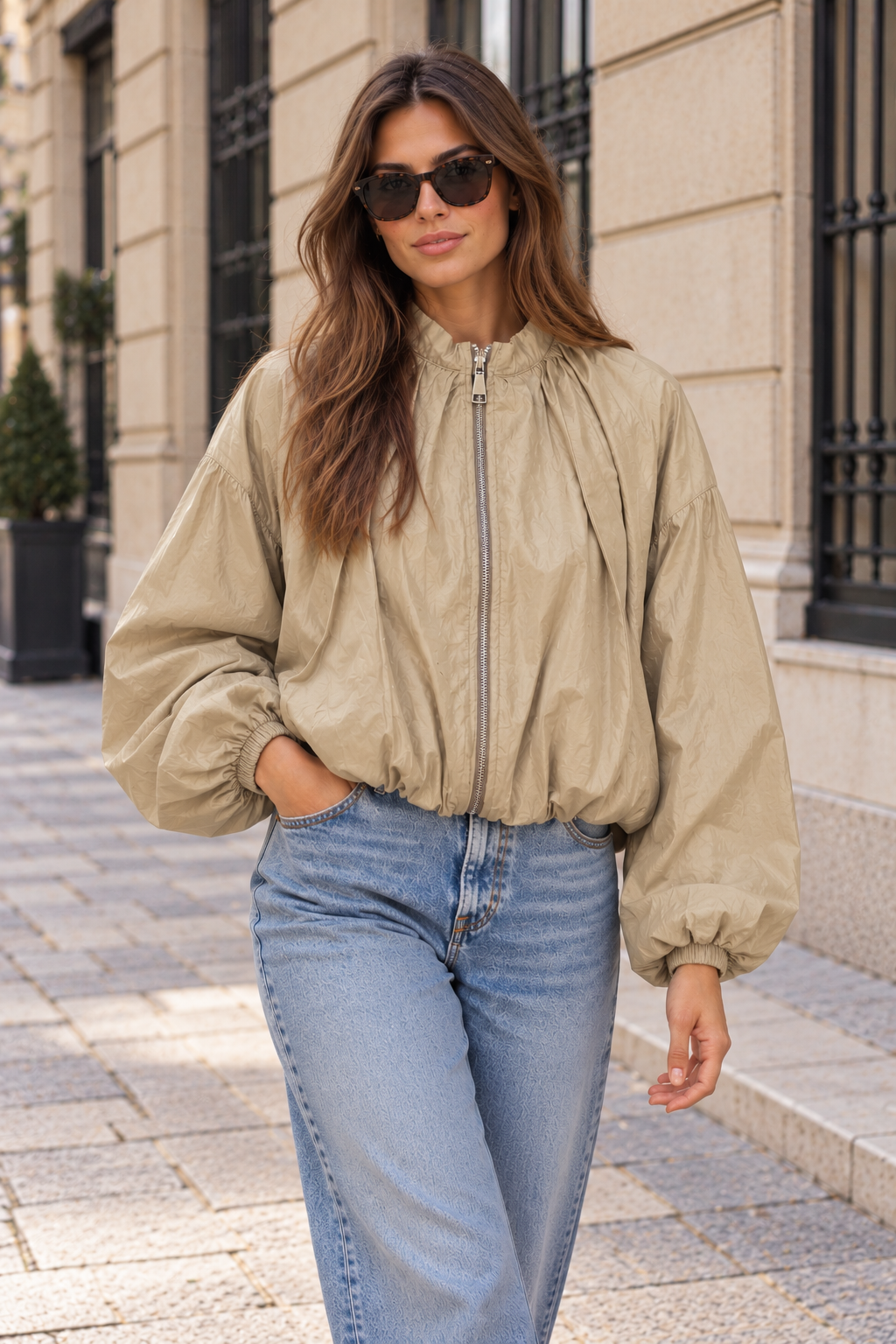 Modelo luciendo Chaqueta Oslo beige con cremallera y manga abullonada