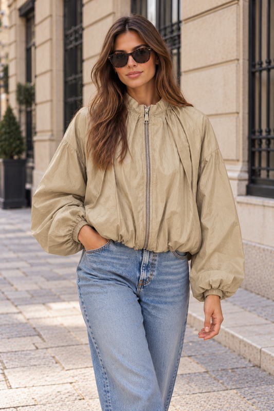 Modelo luciendo Chaqueta Oslo beige con cremallera y manga abullonada